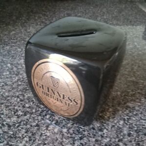 VIBTAGE SQUARE GUINNESS CERAMIX BLACK AMD GOLD MONEY BOX